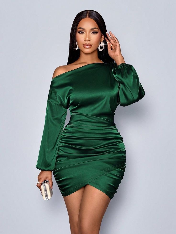 Robe satinée asymétrique vert émeraude-Coupe drapée élégante