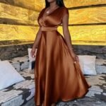 Robe midi satinée couleur chocolat à décolleté croisé