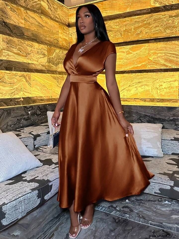 Robe midi satinée couleur chocolat à décolleté croisé