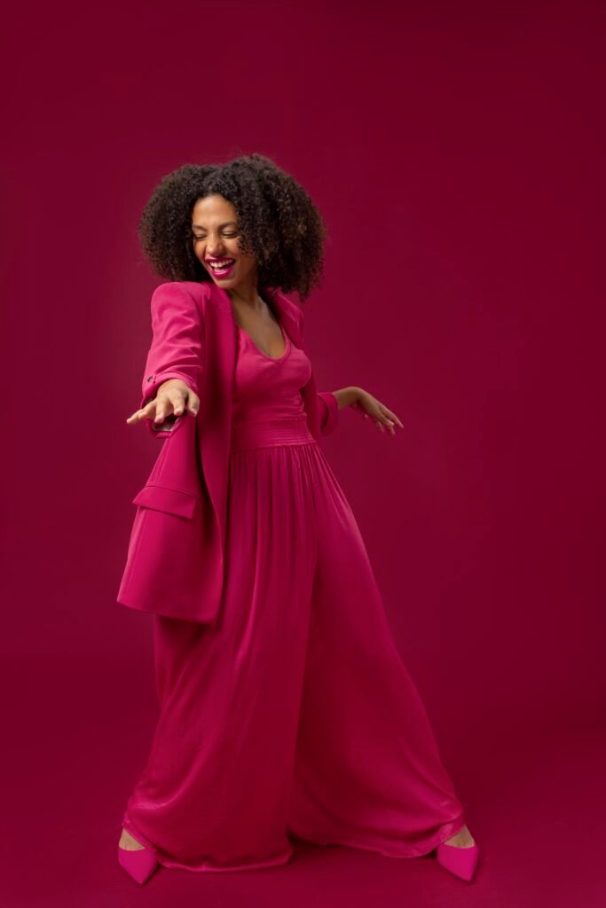 Robe longue fluide rose fuchsia avec blazer assorti, look élégant et dynamique féminin