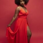 Robe longue fluide rouge éclatante à fente élégante