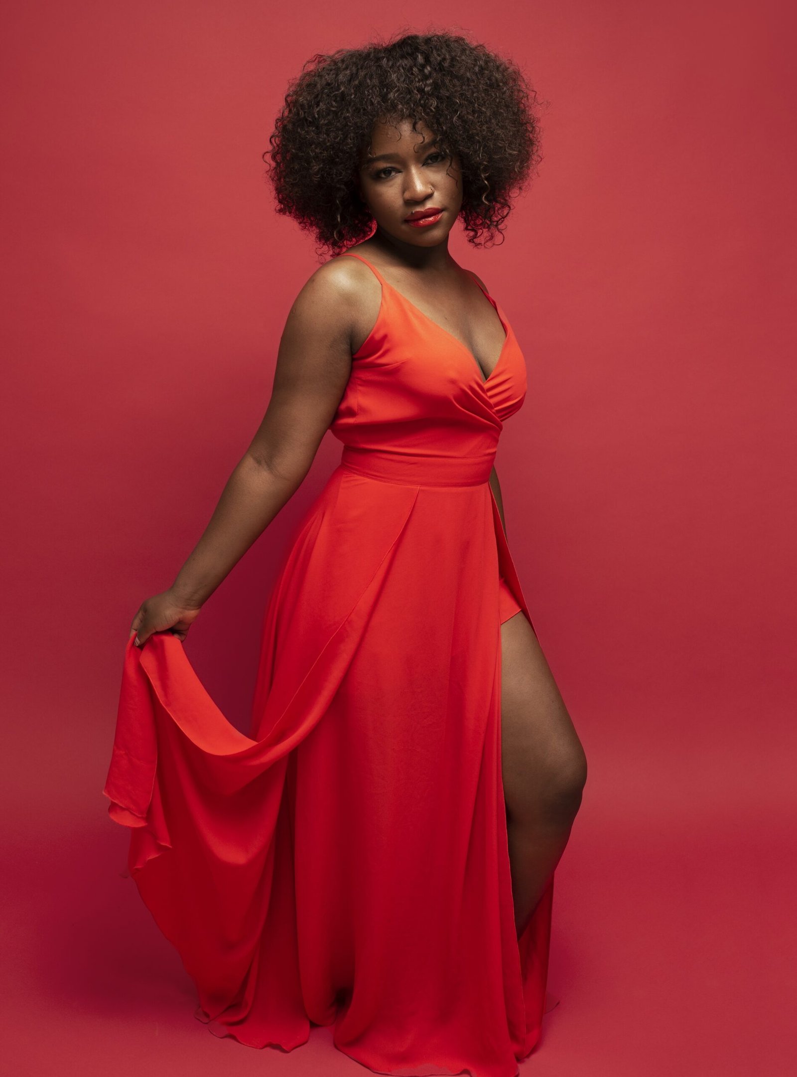 Robe longue fluide rouge éclatante à fente élégante