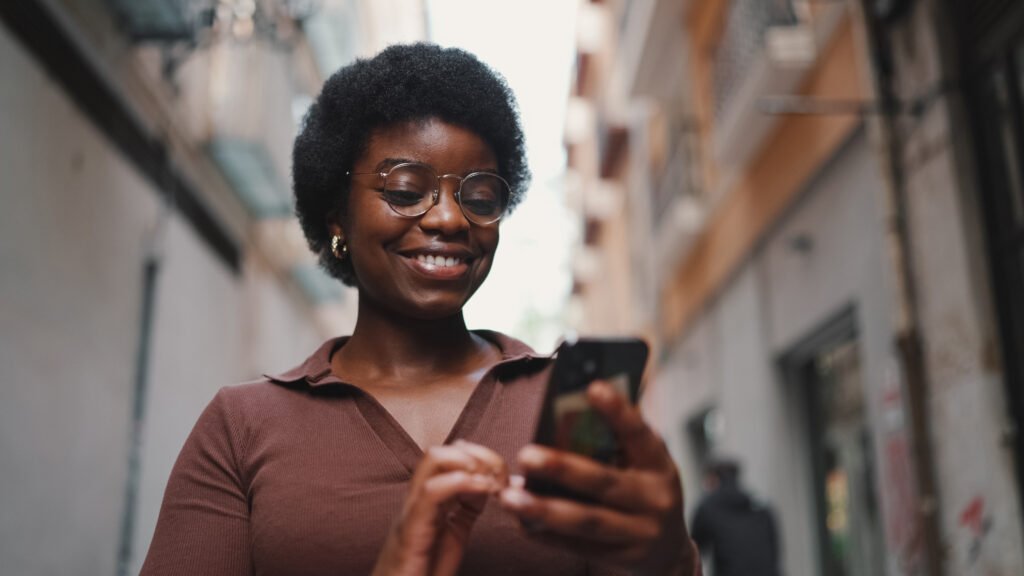 femme noire, rebelle concept, achat, vente, discuter, téléphone